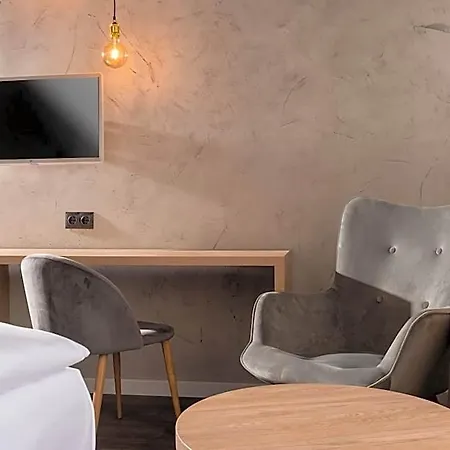 Hotel Ibis Styles Neustadt 3*